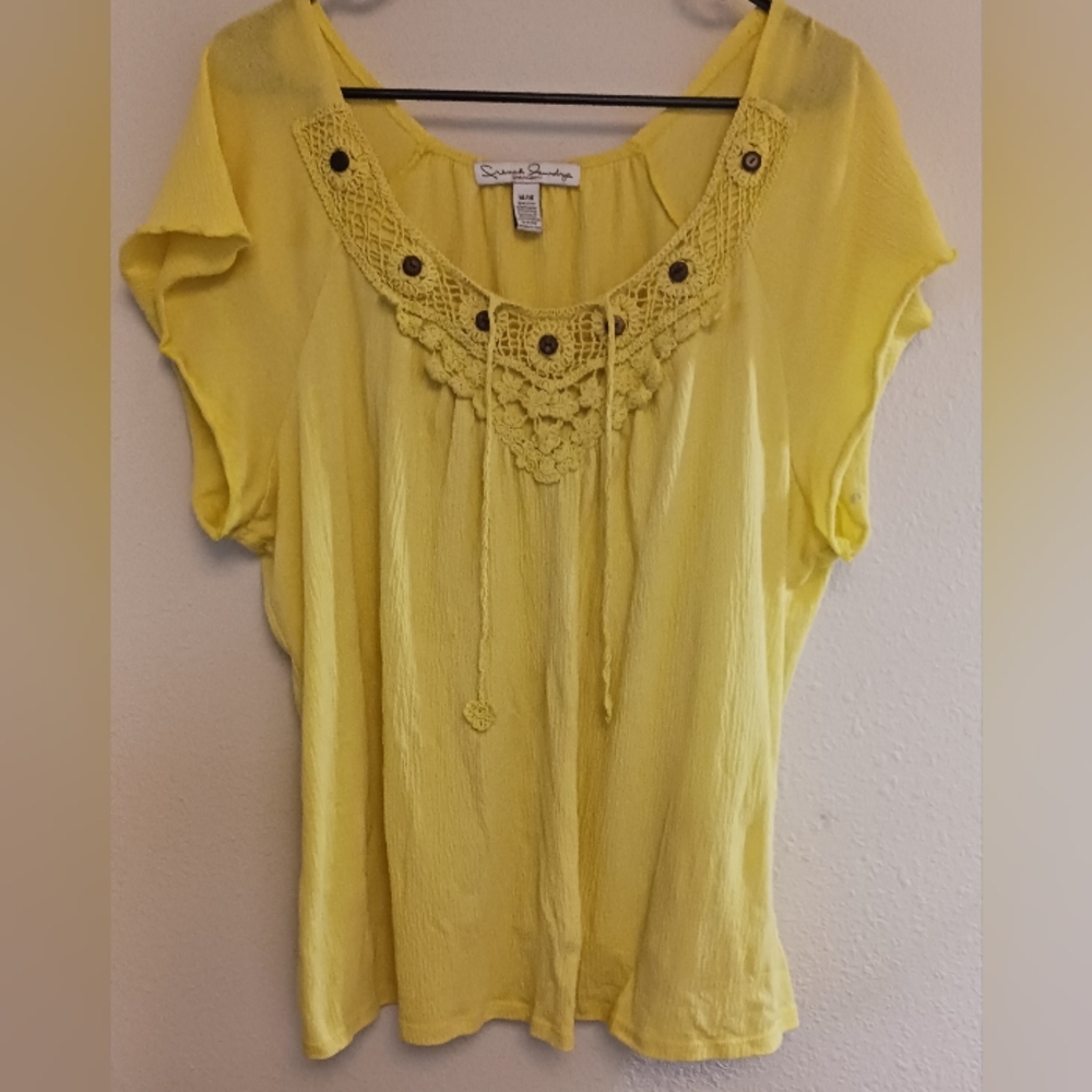 French Laundry Women's Size 14/16 XL Yellow Short Sleeve Shirt w/ Embellishments